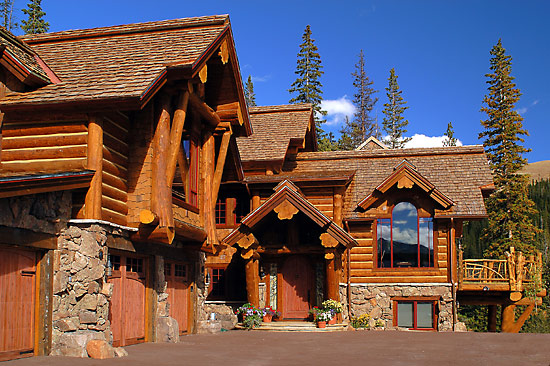 Log accent or hybrid log home