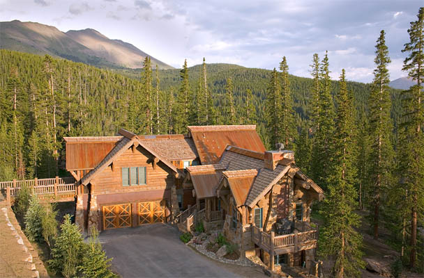 This hybrid log house was designed to blend in with the surrounding nature