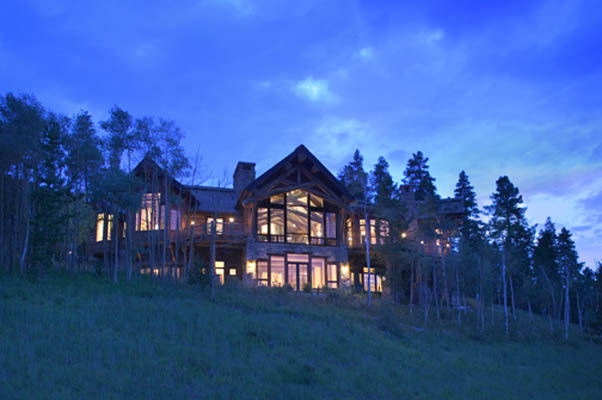 A row of scissor log trusses has a dramatic effect in this hybrid log home